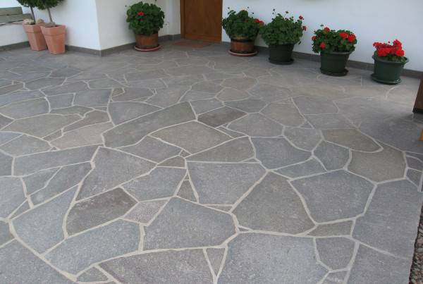 Combinazione sasso naturale con lastre in cls